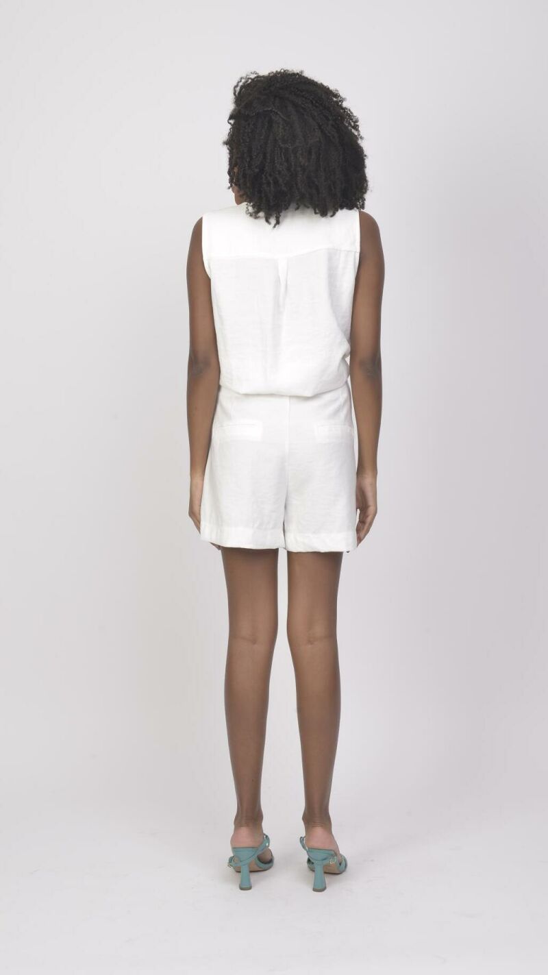 Imagem de Conjunto de Alfaiataria com Shorts e Regata de Decote em V - Sofisticação e Conforto para Diversas Ocasiões - Branco